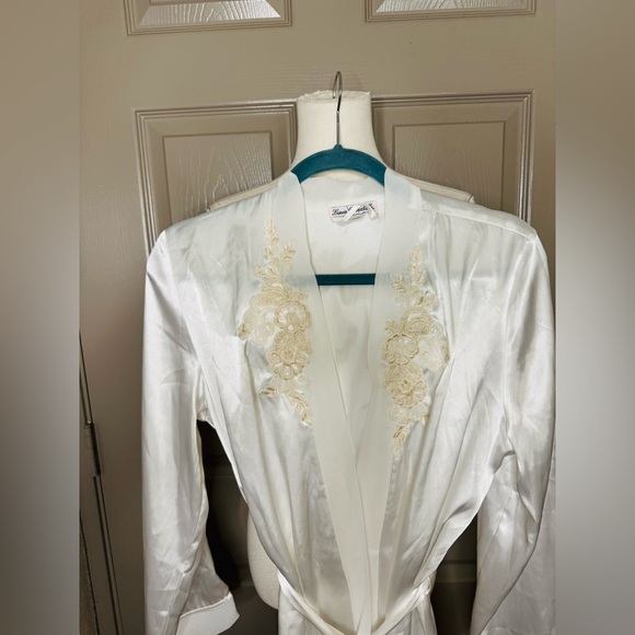 Linea Donatella White Satin Robe with Cream Floral Embroidery - Picture 2 of 6